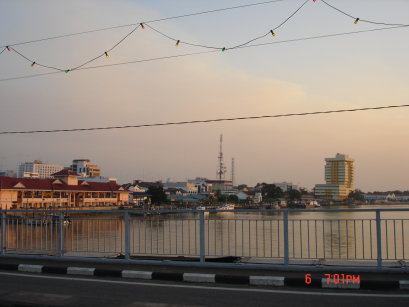 Pemandangan Bandar Muar di tepi Sungai Muar