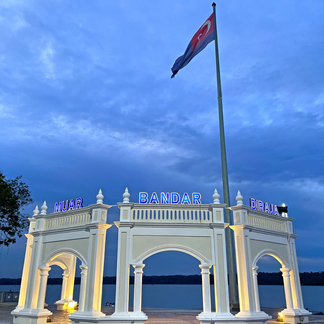 Gerbang Muar Bandar Diraja di Dataran Tanjung Emas