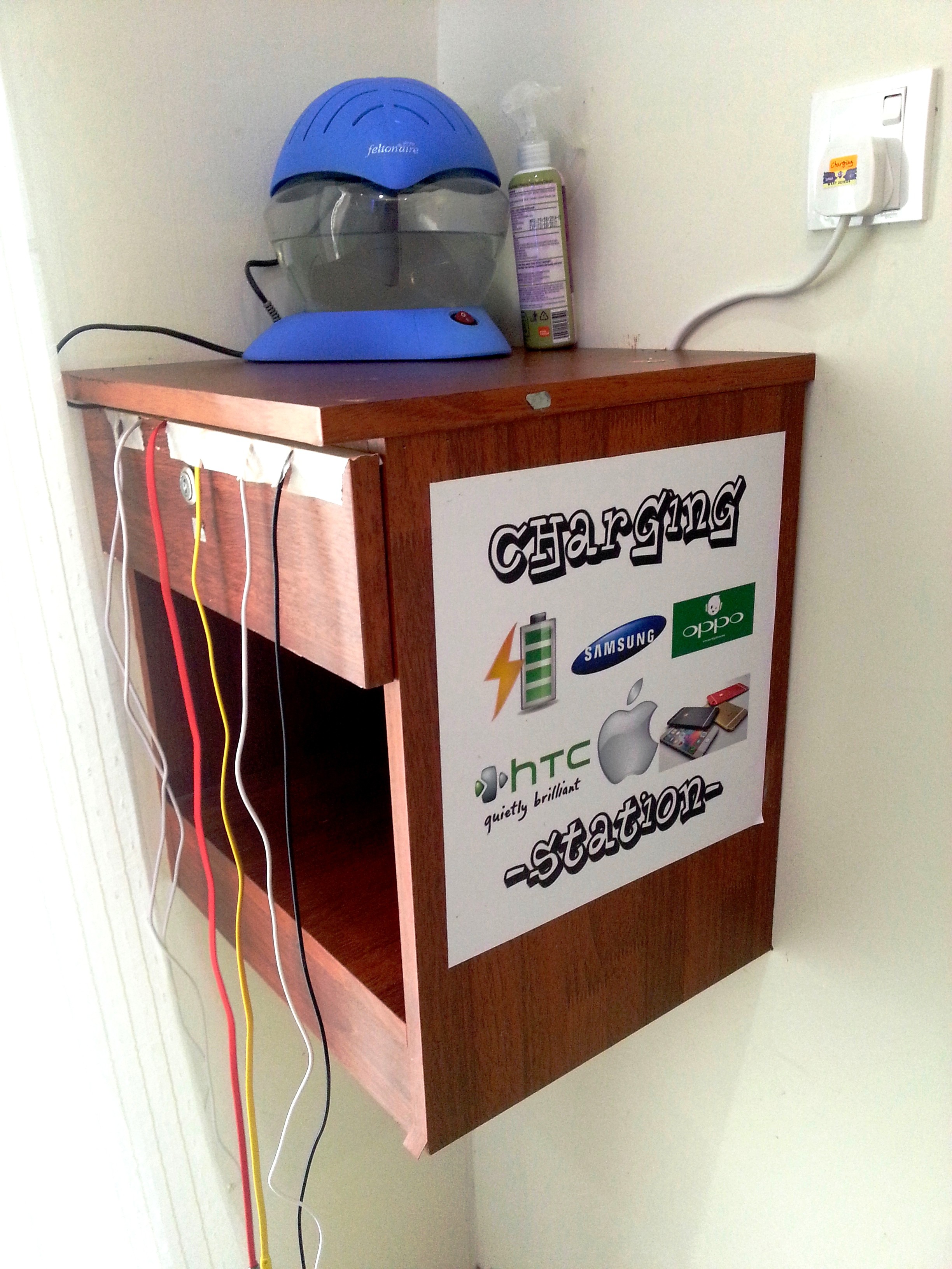 Charging station di ruang tamu MyHomestay Muar